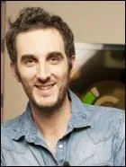 Il d�briefe l'�mission pr�c�dente, qui est-ce ?