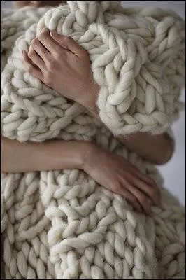 L'automne et l'hiver sont les moments les plus agrables pour les travaux d'aiguille, car le tricot est redevenu  la mode, depuis que les stars s'y mettent. On appelle les fameux tricots irlandais...