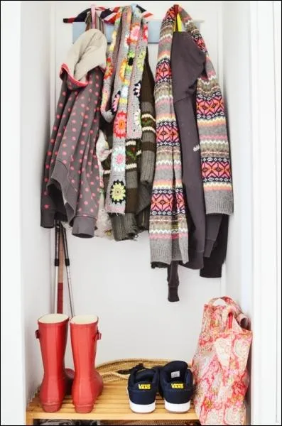 L'un des plaisirs de l'hiver qui arrive est de ressortir des coffres et armoires les bottes, les chles, les bonnets, les gilets tous doux ! De quand datent les premires bottes en caoutchouc ?