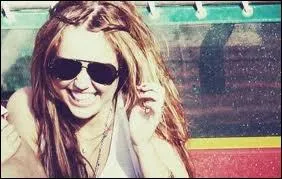 Miley joue le rle de Lilly dans  LOL .