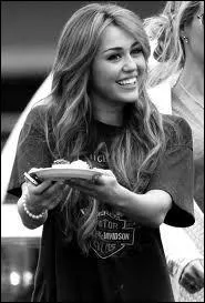 Elle s'est teint les cheveux en blond en 2011.