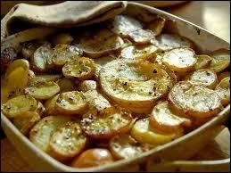 Quel est ce plat  base de pommes de terre fait avec des oignons et des lardons ?