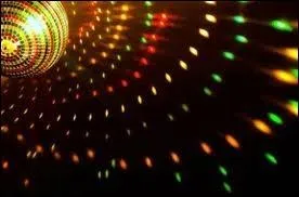 Qui chantait   J'arrive avec ma valise, car Paris, c'est pour moi la terre promise  ?