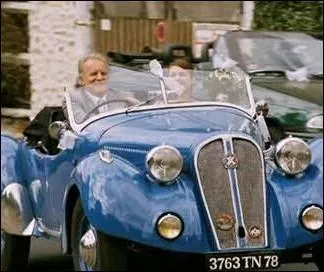 L'Hotchkiss 864 Roadster Sport, lors du mariage d'Alex et de Margot ... .