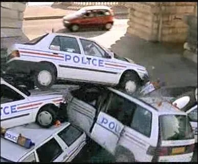 Non , ce n'est pas une compression du sculpteur Csar . C'est une scne de ... .