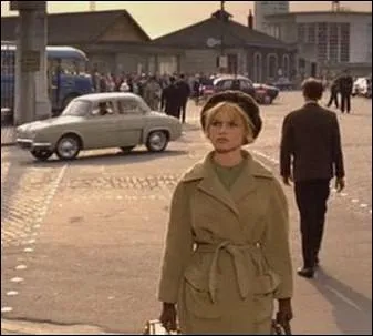 Une Renault dauphine des annes 60, dans ce film o BB incarne Genevive Le Theil, une riche hritire ... .