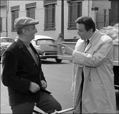 Deux cambrioleurs  la petite semaine, Marcel et Francis s'expliquent devant une DS 19 Citron ... .