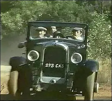 Bandits marseillais sur un mauvais coup, dans une C3 Citron des annes 30 ... .