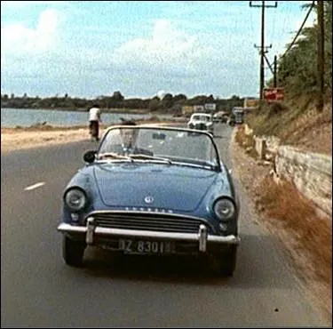 Une des nombreuses voitures de l'espion anglais, ici au volant d'un cabriolet Sunbeam ... .
