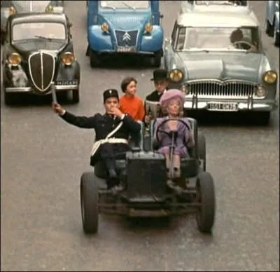 Un vhicule insolite pour circuler parmi les embarras de Paris, pour une petite provinciale aux manires dlures ... .