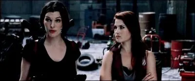 En y allant quelques temps plus tard, est-ce que l'hrone trouve des survivants ?