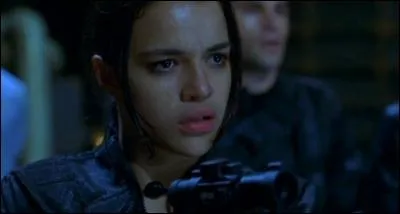 Comment s'appelle cette femme, qui menotte Matthew Addison dans le manoir ?