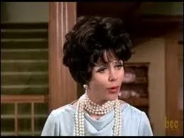 Quel tait le pseudonyme utilis par Elizabeth Montgomery lorsqu'elle jouait le rle de Serena ?