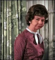 Comment s'appelle la voisine de Samantha ?