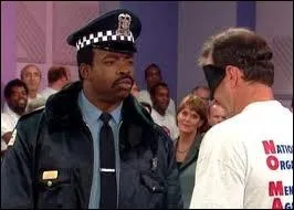 Qui est ce policier frquemment habitu aux  descentes  chez la famille Bundy ?