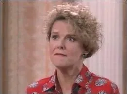 La voisine des Bundy, moins coince qu'elle en a l'air et affuble du surnom de dinde  par son voisin qu'elle dteste, s'appelle :