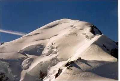 Dans quel massif montagneux se trouve le Mont-Blanc ?