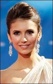 Quel est le nom complet de Nina Dobrev ?