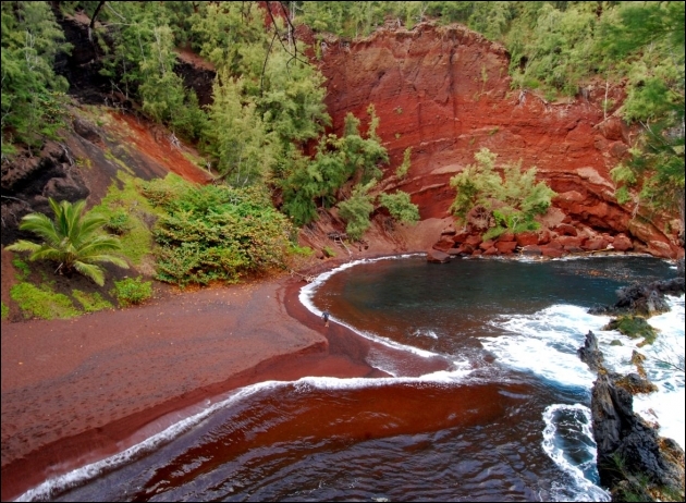 Le sable rouge est extrêmement rare. On en retrouve que dans très peu d'endroits sur Terre, comme à Hawaii. Qu'est-ce qui lui donne cette couleur ?