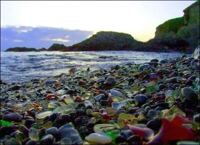 Voici Glass Beach, en Californie. Ces verres de mer ont t t crs par des annes de dversement d'ordures de la zone ctire. Mais qu'est-ce que des verres de mer ?