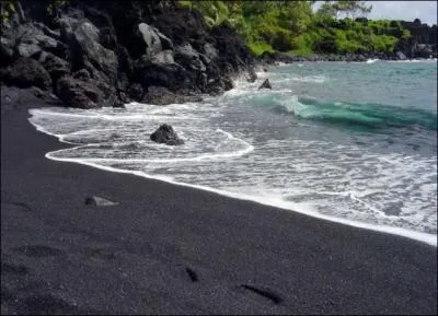 Ce sable d'Hawaii est magnifique ! Saviez-vous que quand un sable est noir, il indique toujours...