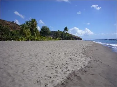 (a donne le got de prendre des vacances, non ? ) On poursuit avec un sable de la Martinique. De quelle couleur est-il ?