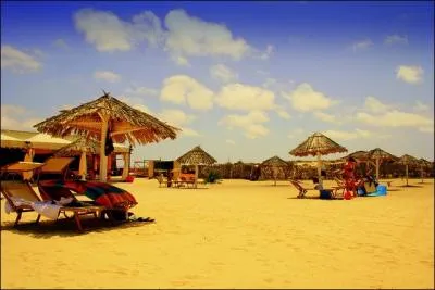 Celui-ci, on le retrouve  Boa vista (Cap vert). De quelle couleur est-il ? (Attention, je veux le vrai nom)