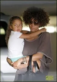 Non, sur la photo, elle ne porte pas l'enfant de James. C'est videmment Halle Berry qui faisait la Bond girl dans  Meurs un autre jour mais son personnage s'appelait ?