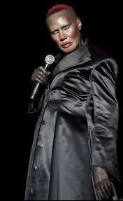 Grace Jones y incarne la mchante avec ses maquillages presque fluos, ses robes asymtriques et ses muscles dcoups, incarnation vivante et caricaturale des 80's. Son personnage est ... .