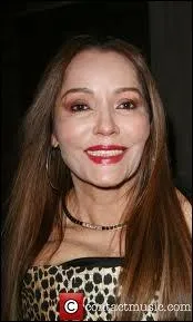 Barbara Carrera y joue une folle  lier qui adore tuer mais quel est le nom de son personnage ?