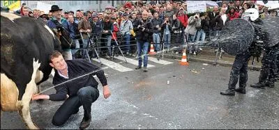 Un homme, Ilker Yilmaz, a pu faire un  jet de lait  long de 2, 79 mtres. Mais comment ?