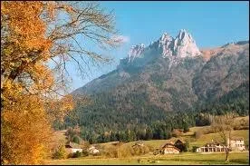 Qui chantait  Que la montagne est belle  ?