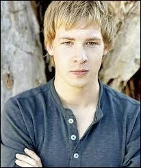 Comment s'appelle-t-elle dans le film (H2O) ?