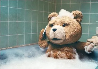 C'est un ours parlant qui menace le couple de John et Lori.