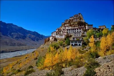Le village de Kyber, dans la valle de Spiti, en Inde, est le lieu habit le plus lev du monde.  quelle altitude culmine-t-il ?