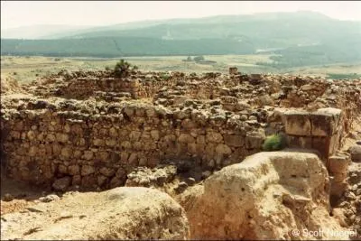 Jricho, ville de Cisjordanie, est la ville la plus basse du monde avec une altitude proche de :