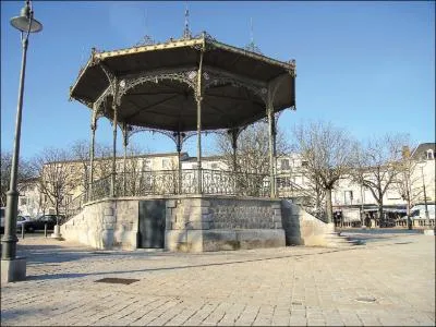Pour terminer je vous offre un verre assis  une terrasse donnant sur une belle place au centre de Parthenay, quelle est son nom ?