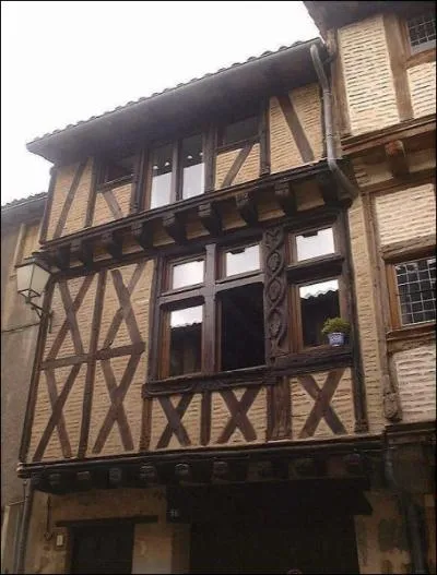 Puis nous empruntons une pittoresque rue borde de superbes maisons  pans de bois de la fin du Moyen Age, quel est son nom ?