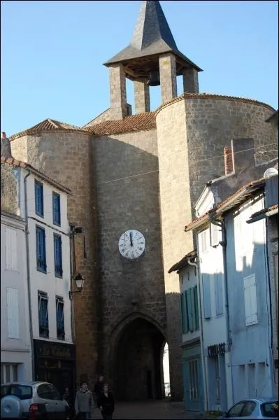 Nous arrivons enfin  une autre jolie porte, la porte de la Citadelle, nous permettant de pntrer dans cette dernire, quel est son autre nom ?