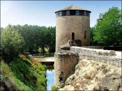 Au chteau dont la construction remonte  1227, une tour a t bien restaure, comment s'appelle-t-elle ?