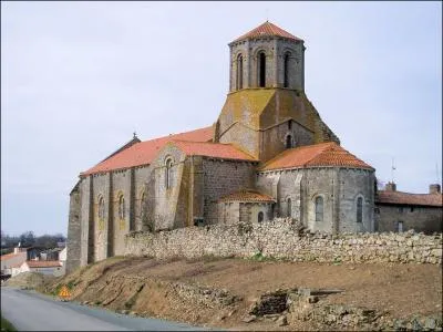 Ce serait faire un pch que de venir voir Parthenay sans voir une merveille de l'art roman, Saint-Pierre de Parthenay le Vieux, que voit-on sur le tympan de gauche ?