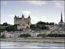 Je vous emmne visiter la ville de Saumur. Ses habitants sont les ...