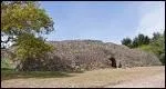 Un cairn est un dolmen recouvert de pierres s�ches. Celui de Gavrinis a �t� construit vers 3500 av. JC, mais n'a �t� d�couvert qu'au XIXe si�cle. O� est-il ?