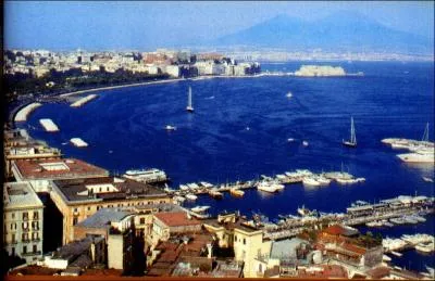 Ses habitants sont appels  Napoletani . Dans quelle ville vivent-ils ? Donnez-en galement la population.