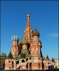 Quelle cathédrale se trouvant sur la place Rouge à Moscou est le symbole de l'architecture traditionnelle russe ?