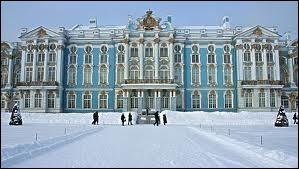 Quelle ville fondée au début du 18 ème siècle a été la résidence d'été des tsars ?