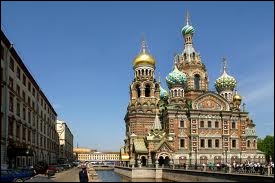 La cathédrale St-Sauveur de St Pétersbourg a été édifiée sur le lieu d'assassinat d'un tsar. Qui est ce tsar qui avait entrepris une série de réformes dont l'abolition du servage ?