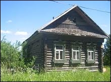 Comment appelle-t-on la petite maison en bois de sapin particulière aux paysans de la Russie du Nord ?