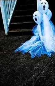 Des fantmes s'accrochent  la barrire, manifestement composs  partir de gaze ou tulle et de... ?