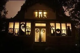 Dans la nuit, c'est toute la maison qui peut prendre l'aspect d'un dcor d'un film de Tim Burton, grce ... ?